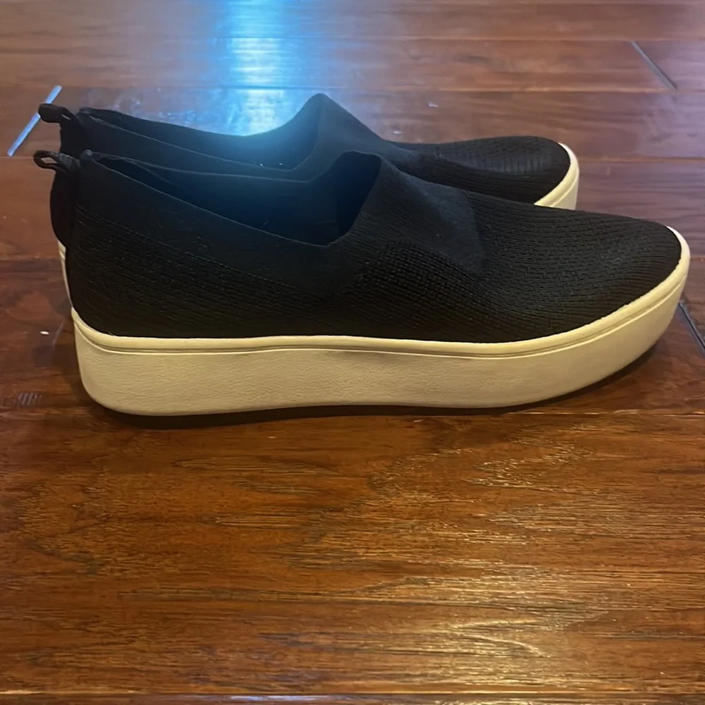 Dolce Vita black slip on shoes - barely worn - Picture 4 of 4